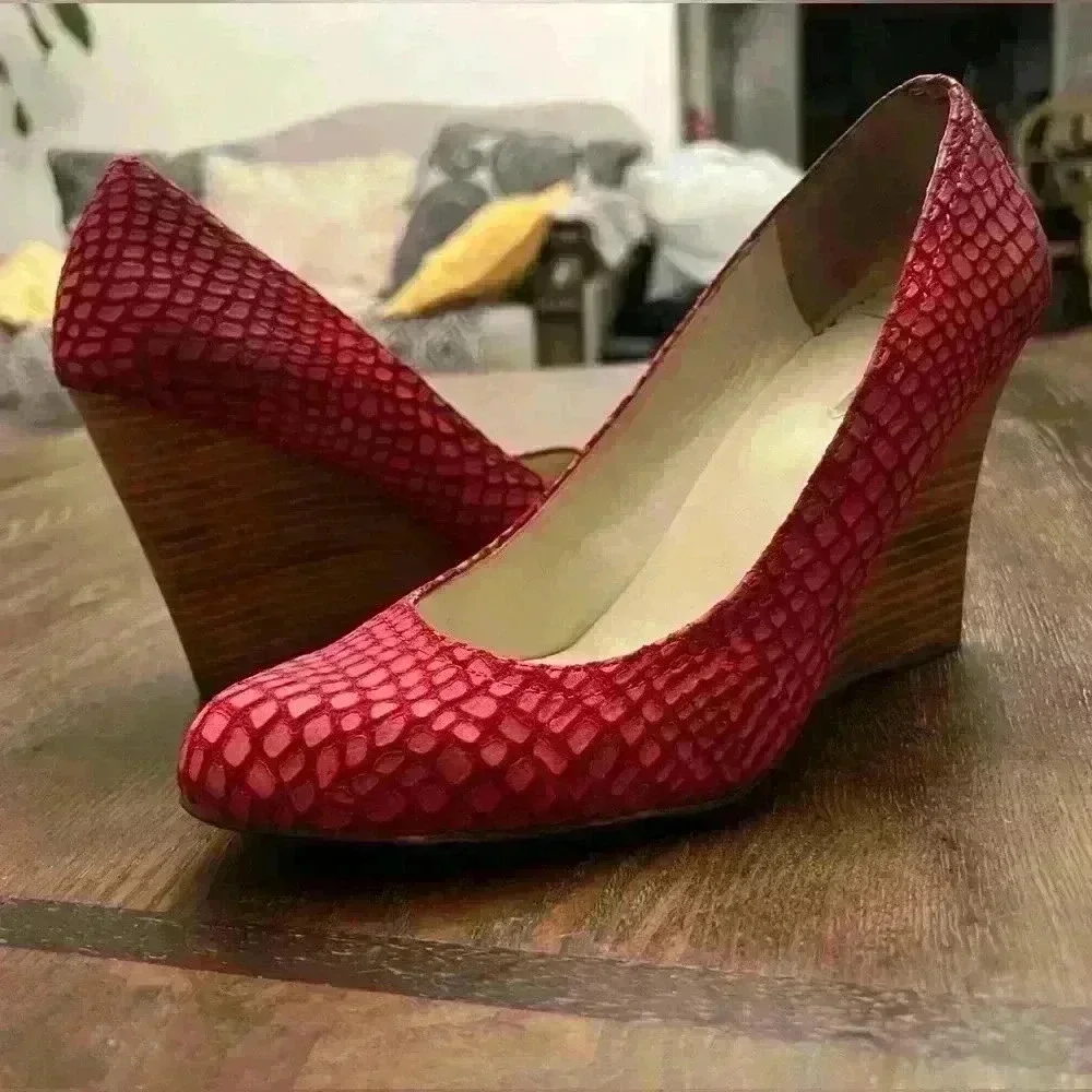 MAX STUDIO Mecca Fuchsia Lizard Embossed Leather Wedge Pump 10M